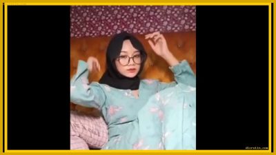 Cewek 18+ Jilbab Hitam Kacamata Colmek Mastrubasi Binal