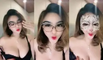 Belahan Dada Bey Pirang Bondol Kacamata ID 87481617 Dream